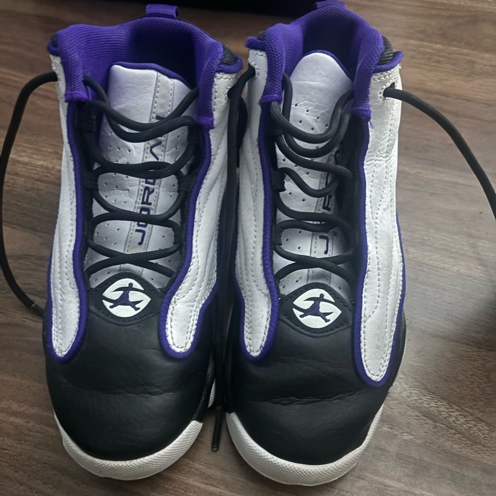 Kids basketball sneakers